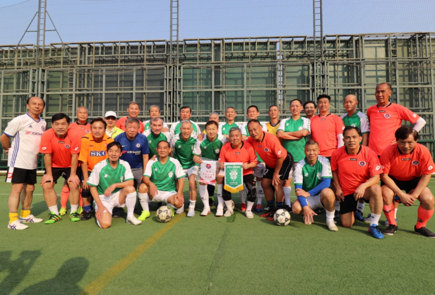 由會長林志明先生及主席羅灶石先生，帶領球員跟澳門合群元老足球隊作友誼賽。